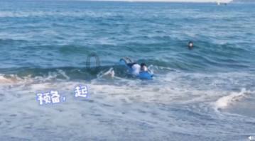 救援矮小的女孩